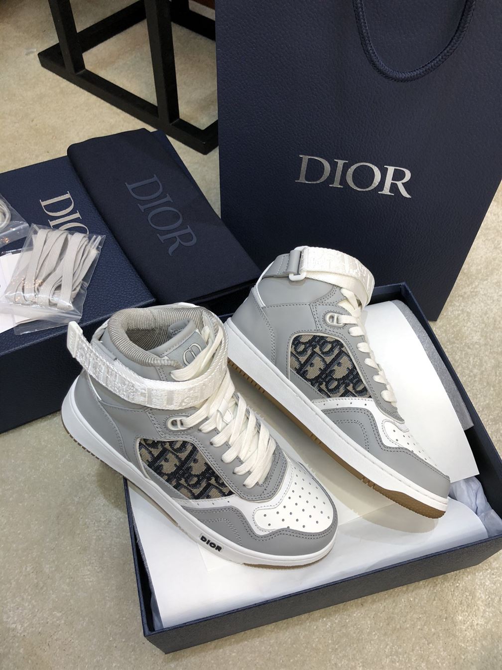 D10r B27 HIGH-TOP SNEAKER DO009