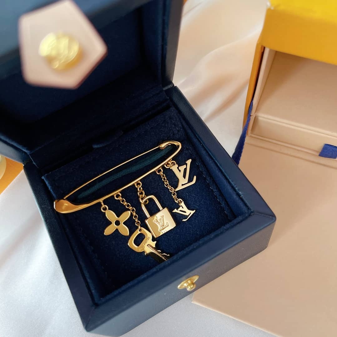 Wholesale L0vis Vvtt0n Logo Brooch