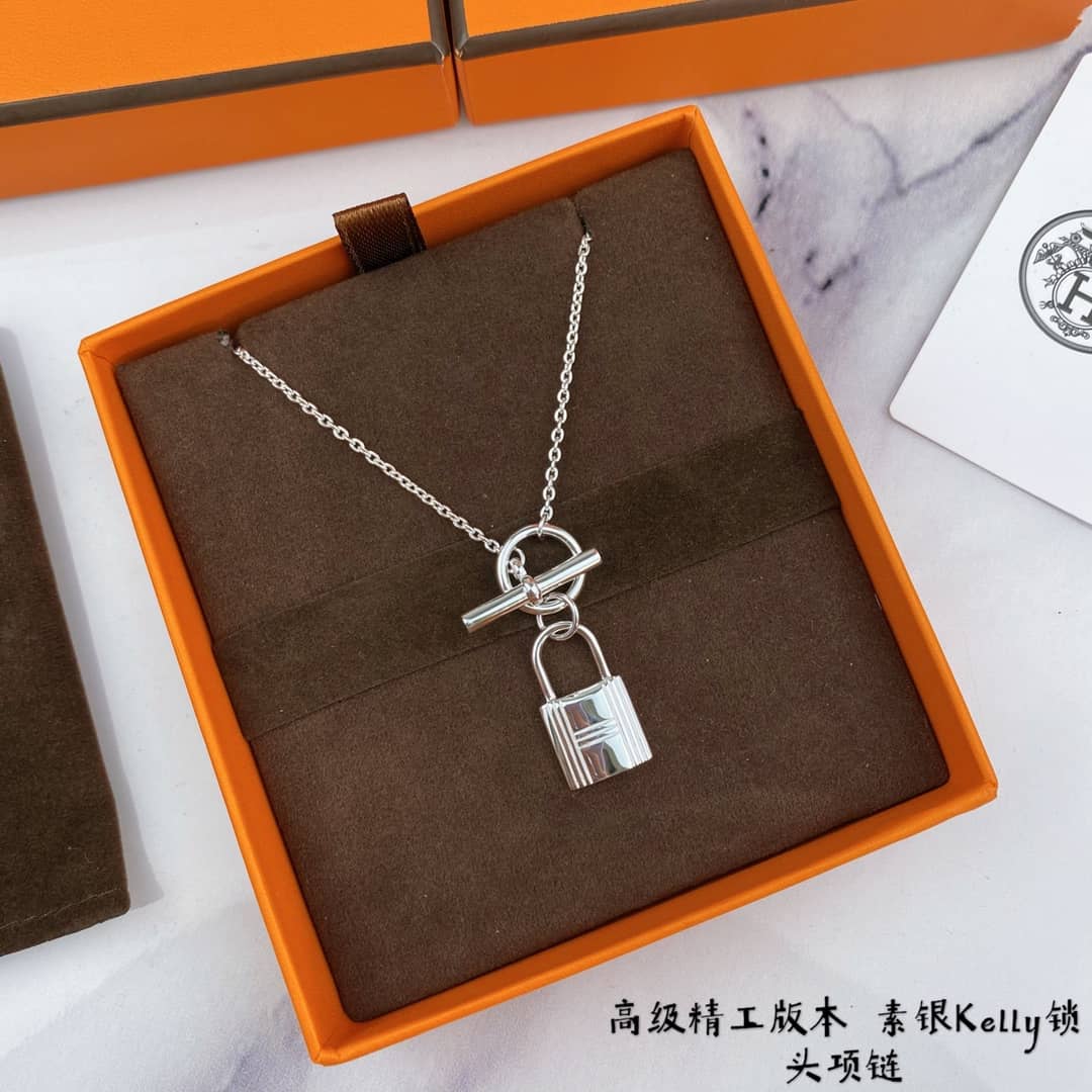 Fake H**me5 Logo Necklace