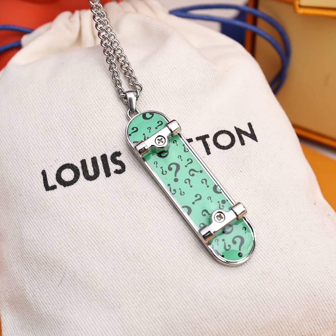 Wholesale L0vis Vvtt0n AAA+ Necklace