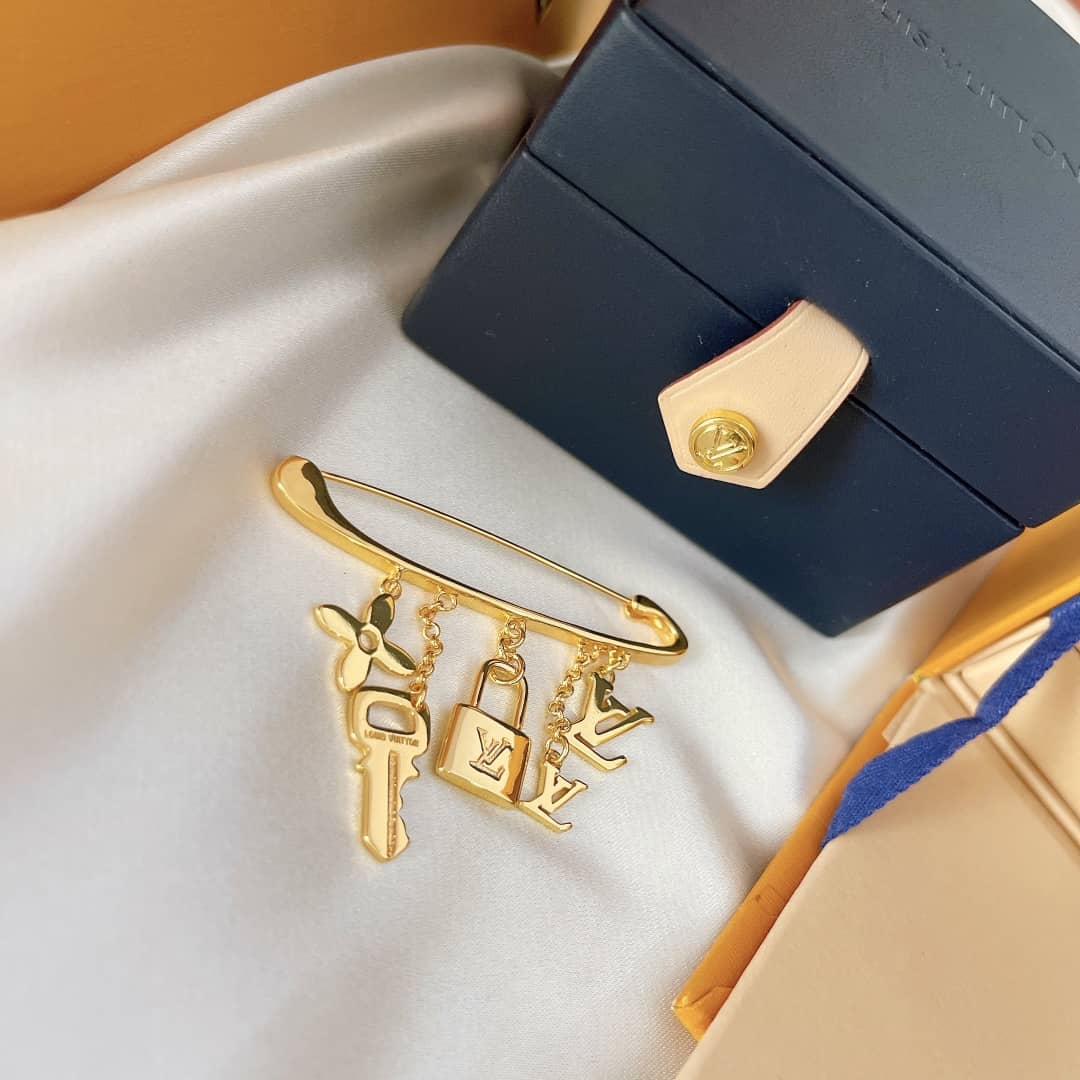 Wholesale L0vis Vvtt0n Logo Brooch