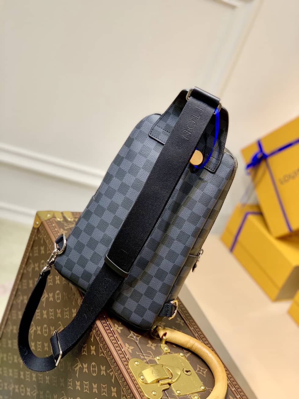 L0vis Vvtt0n Avenue Slingbag Black N45277 Replica Shoulder Bag