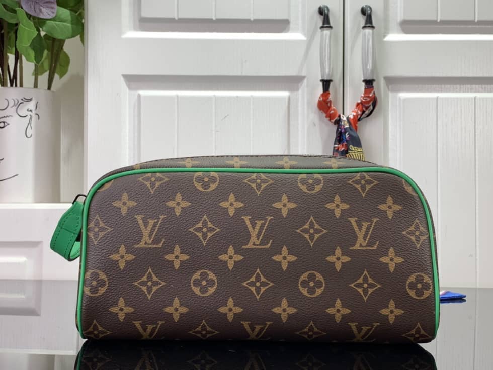 L0vis Vvtt0n Dopp Kit Monogram Canvas Toilet Pouch M46253 Replica