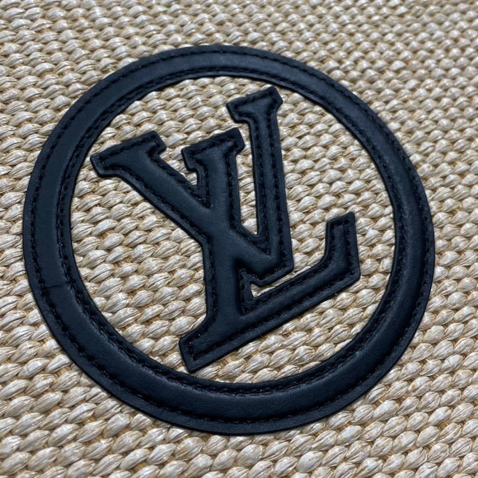 L0vis Vvtt0n Toiletry Pouch on Chain Circle Logo M81366 Replica