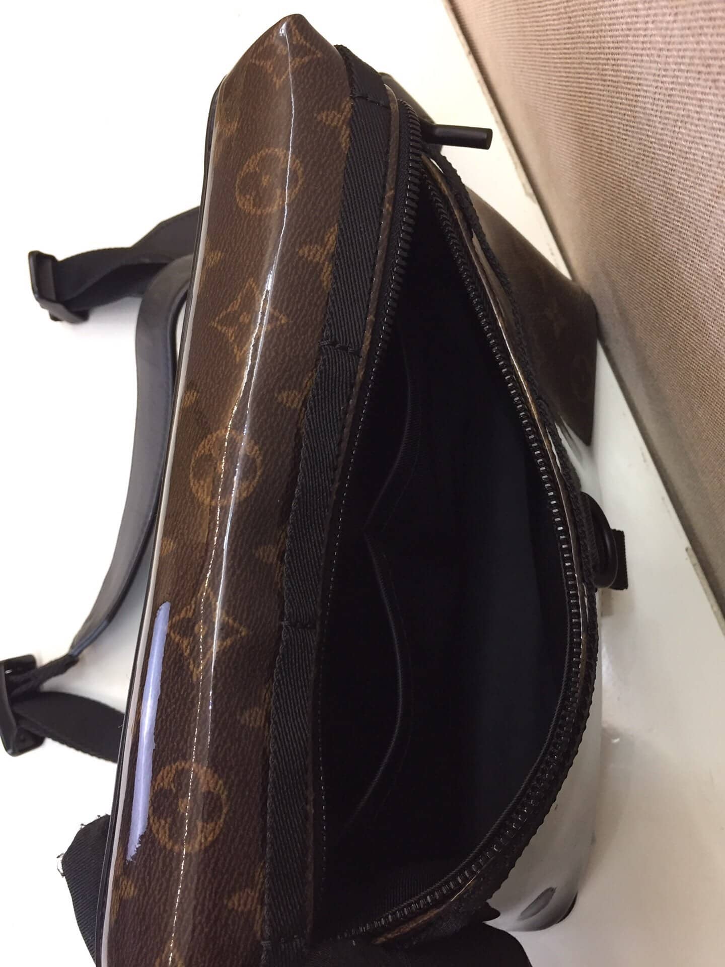 L0vis Vvtt0n PM Monogram Glaze Messenger Bag Replica M43895
