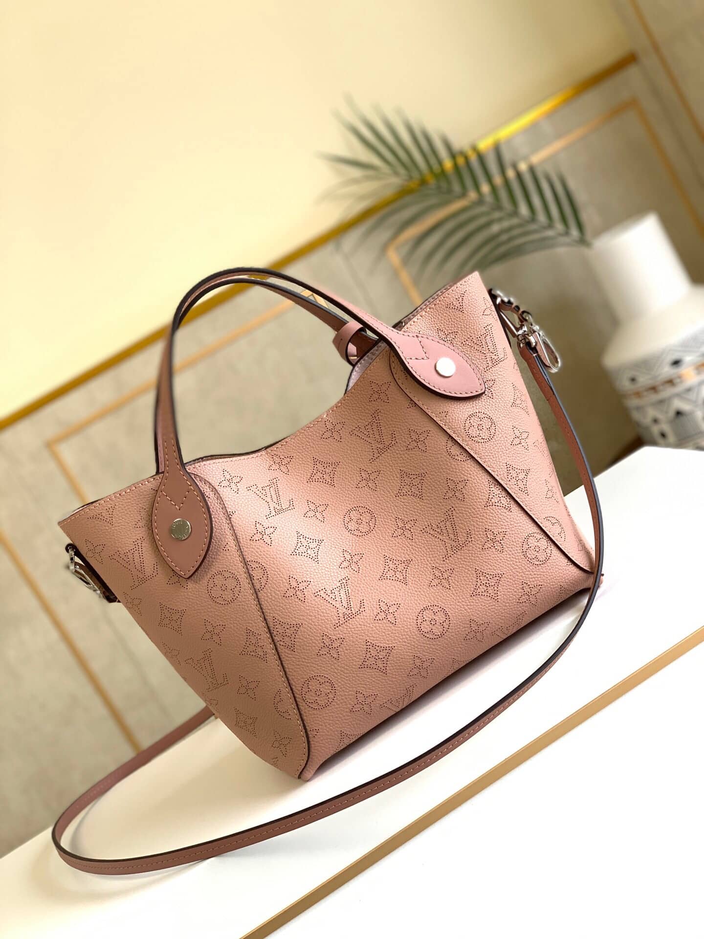 L0vis Vvtt0n Mahina Hina PM Leather Tote Replica Pink M54353