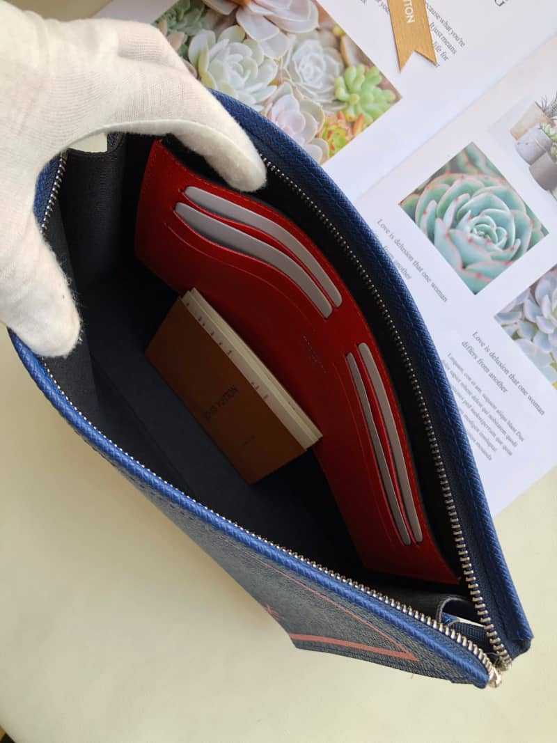 L0vis Vvtt0n Taiga Leather Pochette Voyage MM Replica M30577