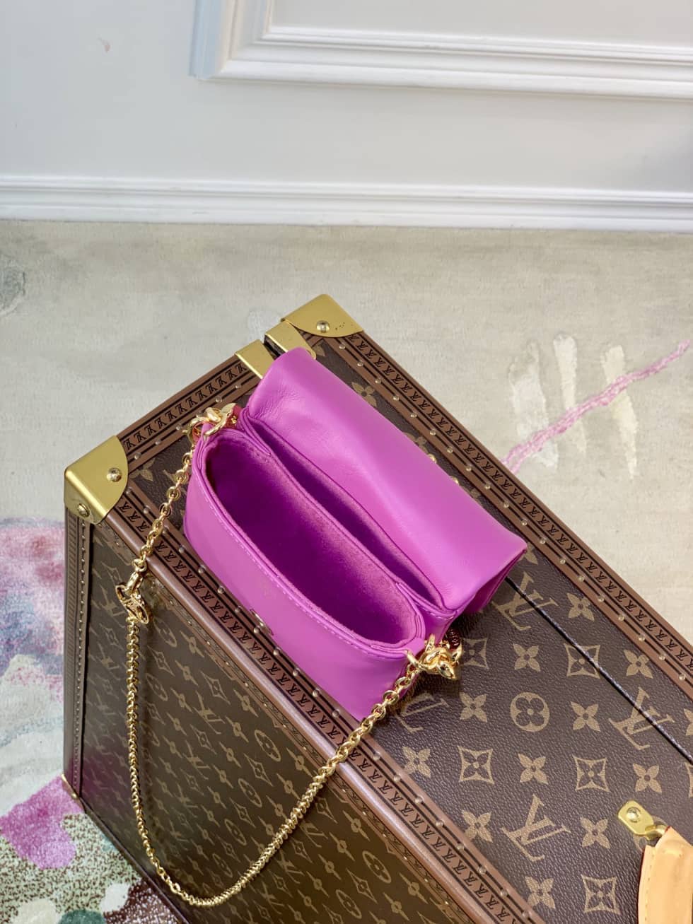 Best Replica L0vis Vvtt0n Beltbag Coussin Cruise 22 Monogram Embossed Orchid M81127 Replica Crossbody Bag(ColaReps)