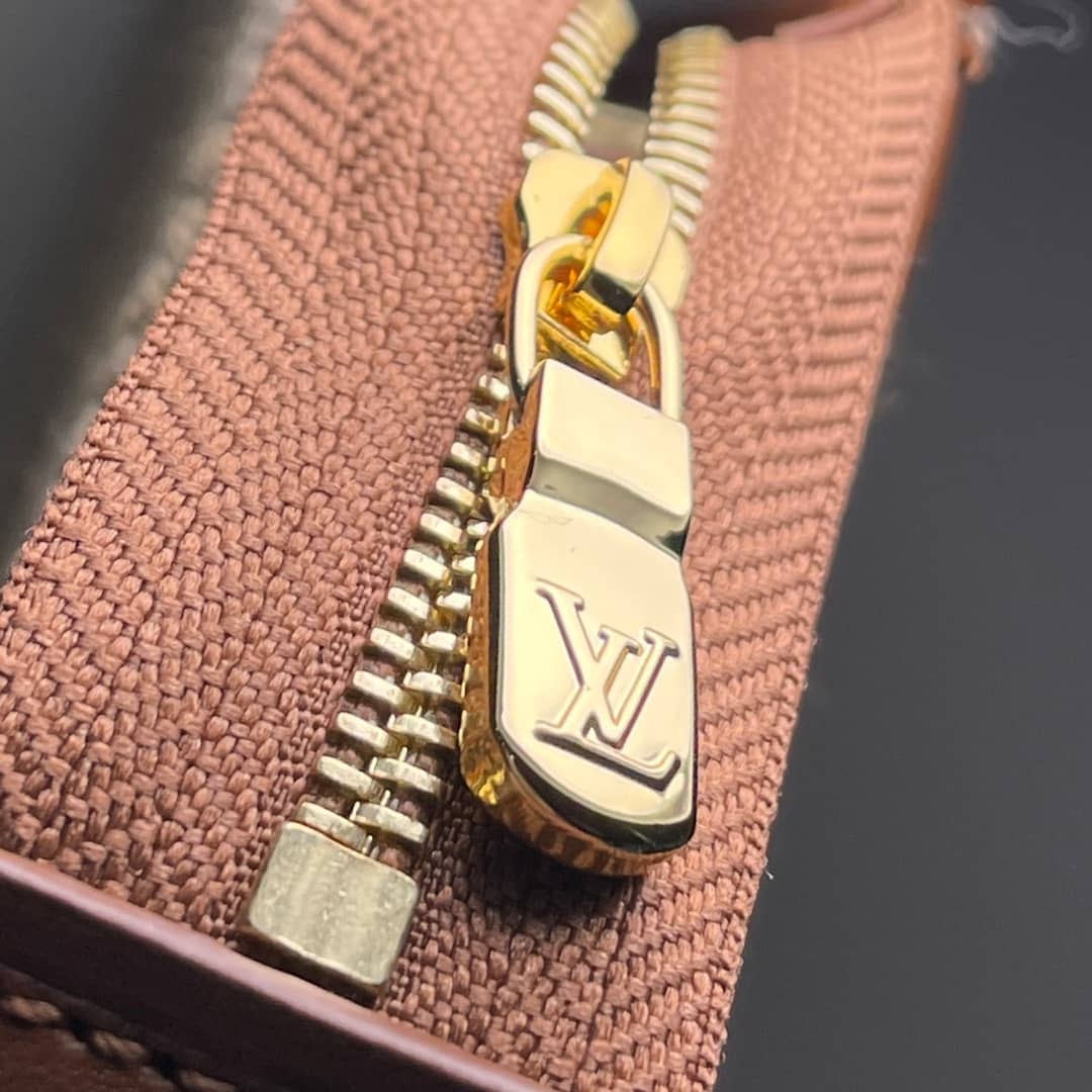 L0vis Vvtt0n Toiletry Pouch on Chain Circle Logo M81366 Replica