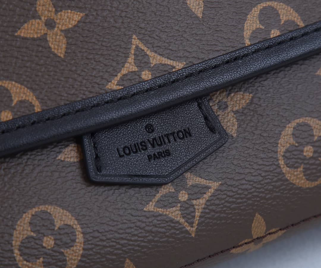 L0vis Vvtt0n Monogram Magnetic Messenger Bag Replica M45557