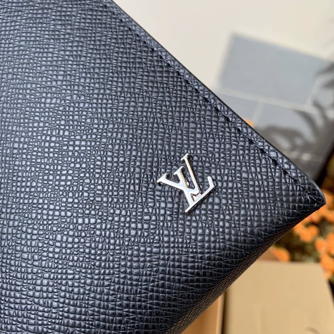 L0vis Vvtt0n Pochette Voyage Taiga Leather Replica Bag M30450