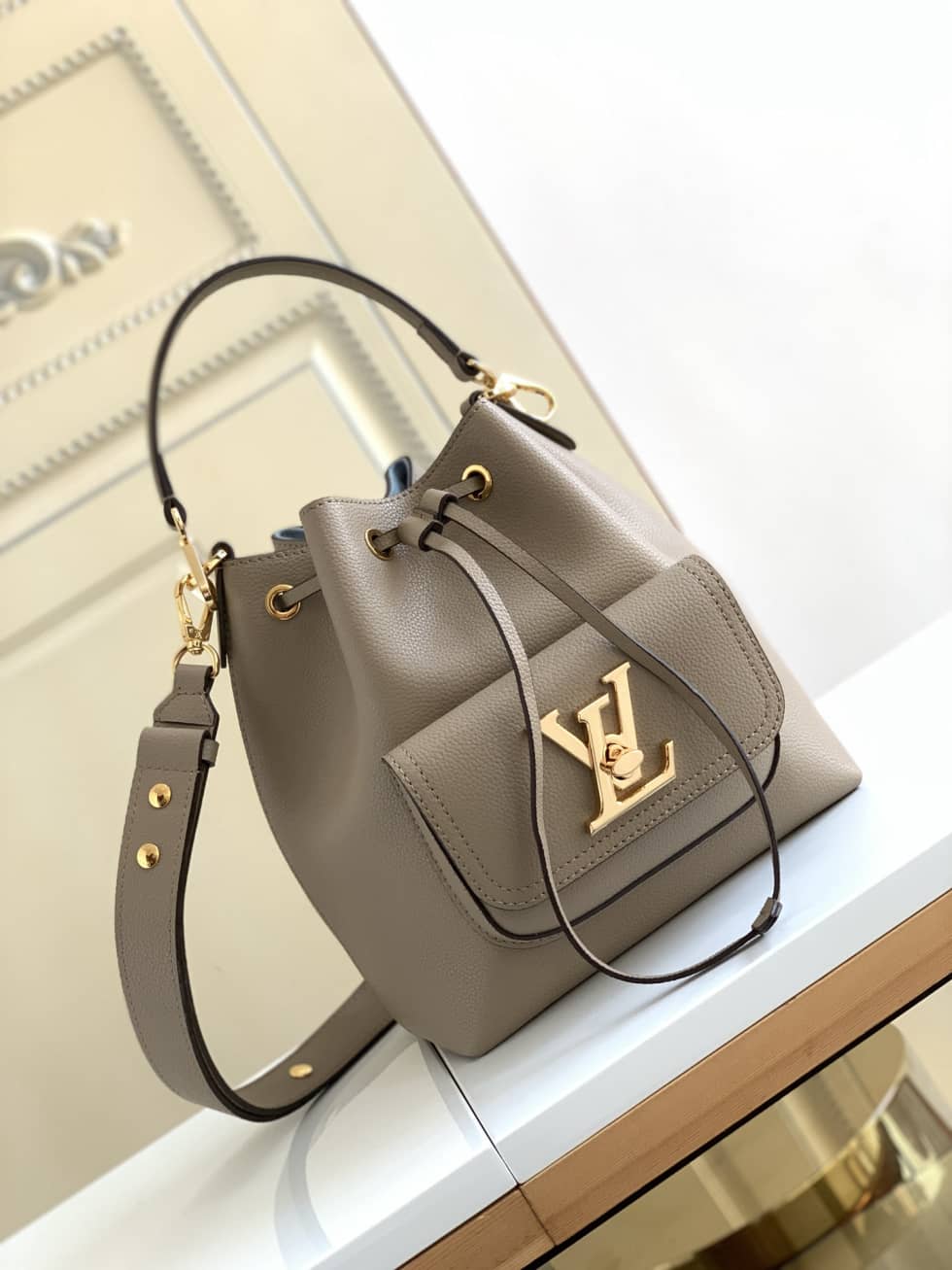 L0vis Vvtt0n Lockme Grained Calf Leather Greige M57688 Replica Bucket Bag