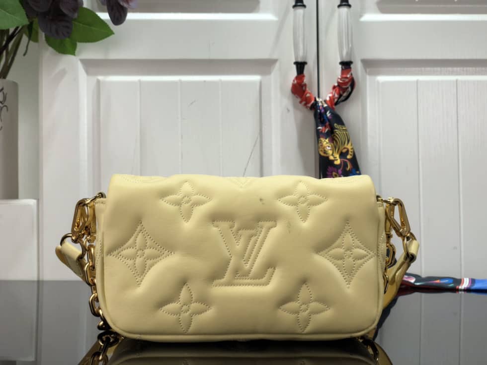 L0vis Vvtt0n Wallet On Strap Bubblegram Yellow M81399 Replica