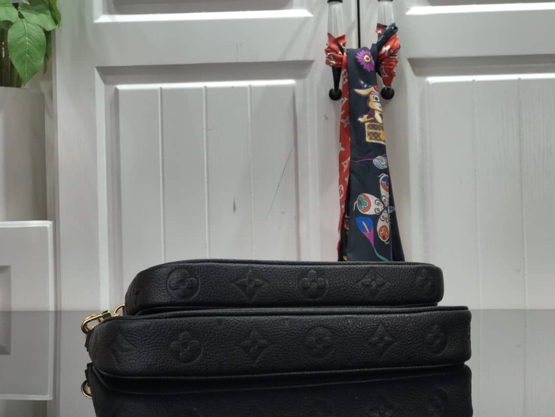 L0vis Vvtt0n Pochette Discovery Compact Replica Wallet Black M57630