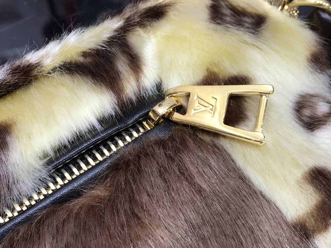 L0vis Vvtt0n In The Winter Muff Replica Bag M76094