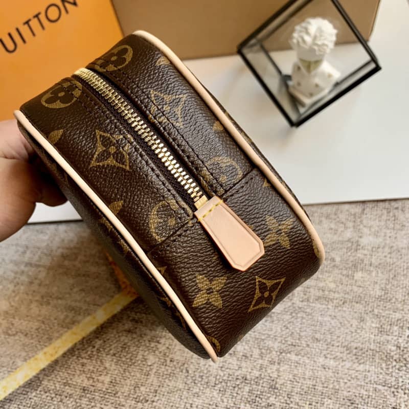 L0vis Vvtt0n Toilet Pouch GM Monogram Canvas Replica M43383