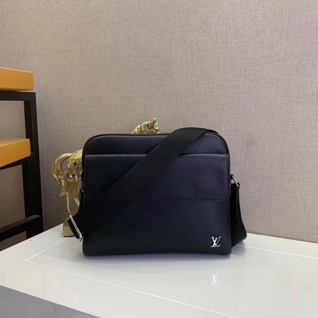 L0vis Vvtt0n Taiga Alex Leather Messenger Bag Replica M30260