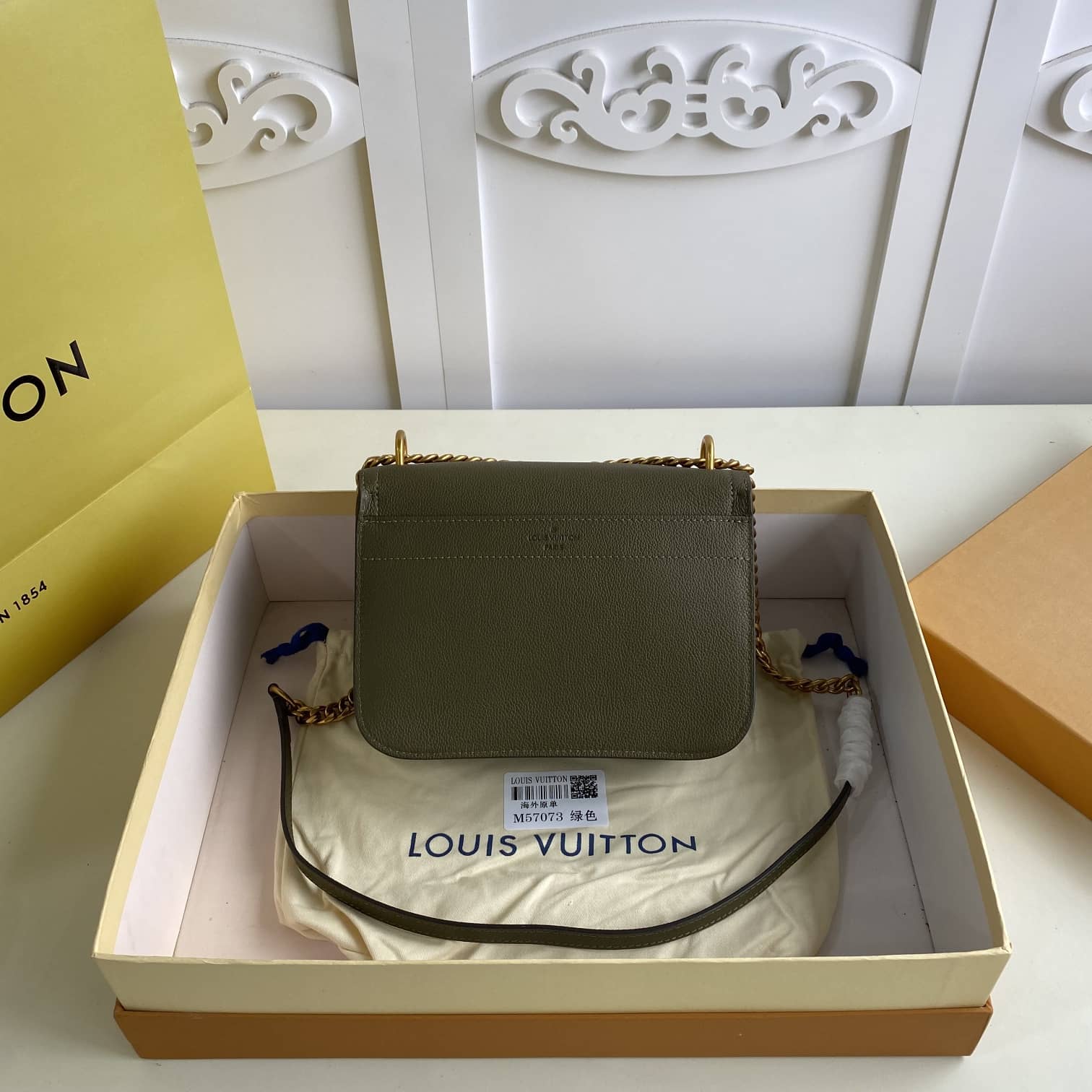 L0vis Vvtt0n Lockme Chain PM Replica Bag Green M57073