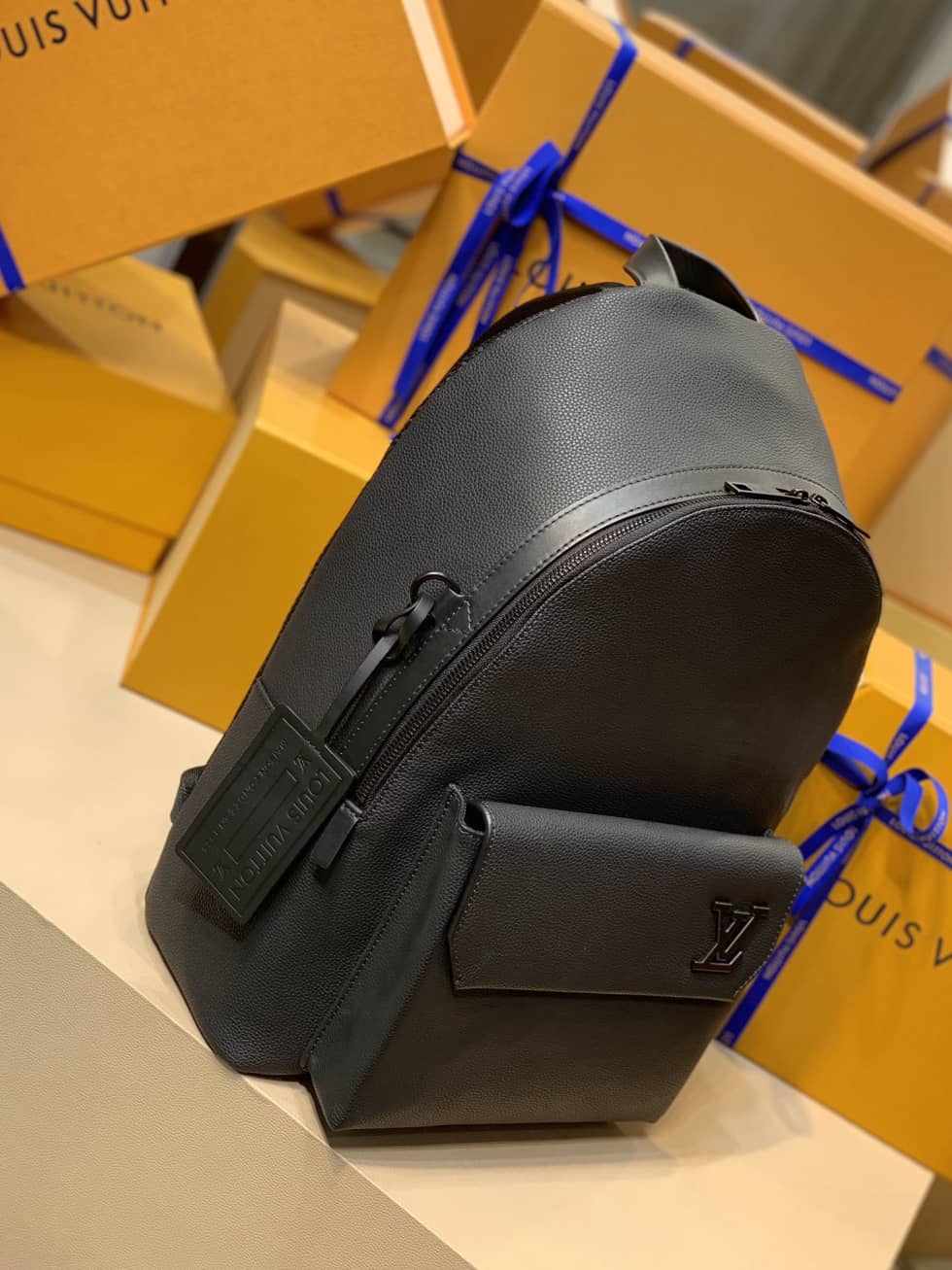 L0vis Vvtt0n Aerogram Leather Black M57079 Replica Backpack