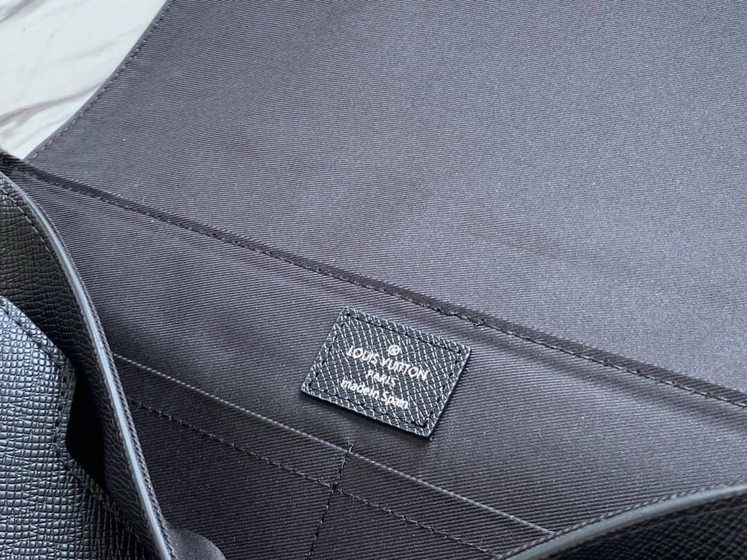 L0vis Vvtt0n Monogram Flap Leather Small Messenger Bag Replica Black M30746