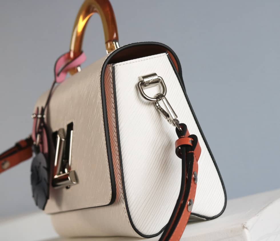 L0vis Vvtt0n Epi Twist PM Chain White M50332 Replica Crossbody Bag