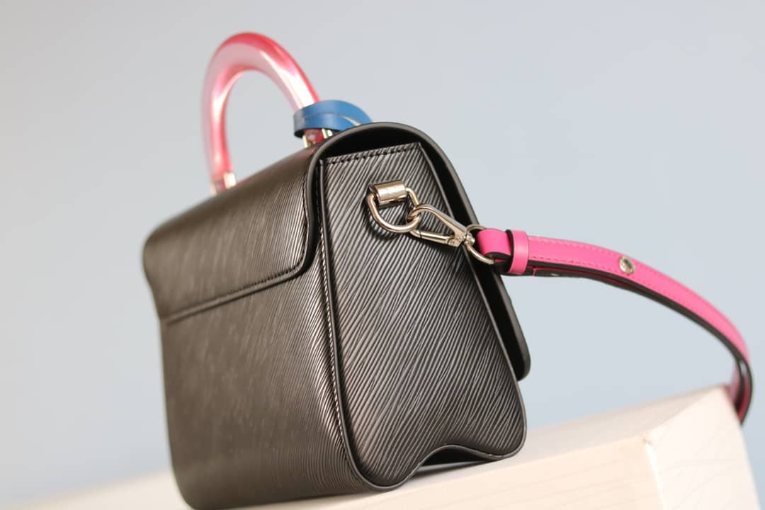 L0vis Vvtt0n Epi Twist PM Chain Black M50332 Replica Crossbody Bag