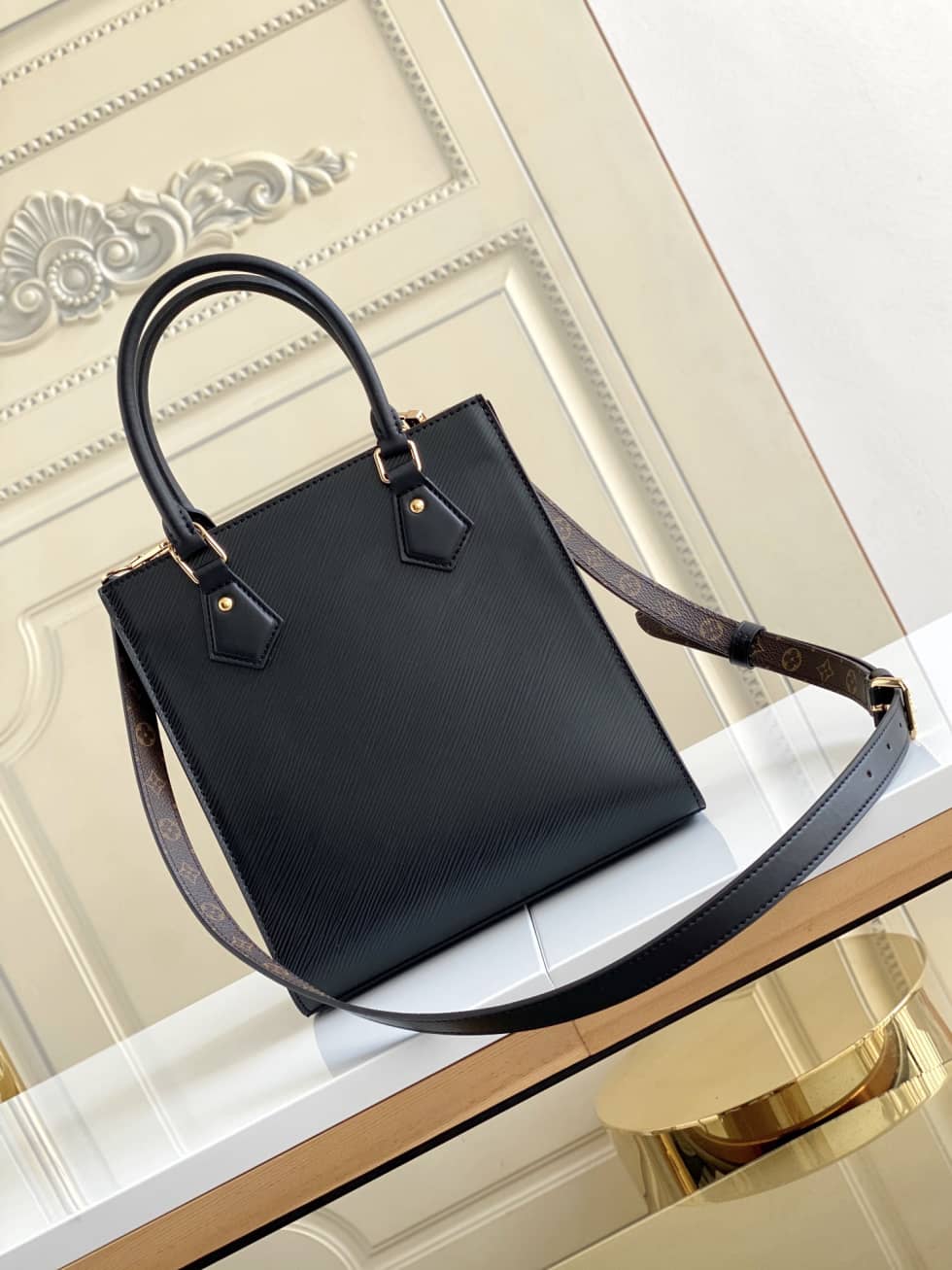 L0vis Vvtt0n Petit Sac Plat Epi Leather Black M69441 Replica Shoulder Bag
