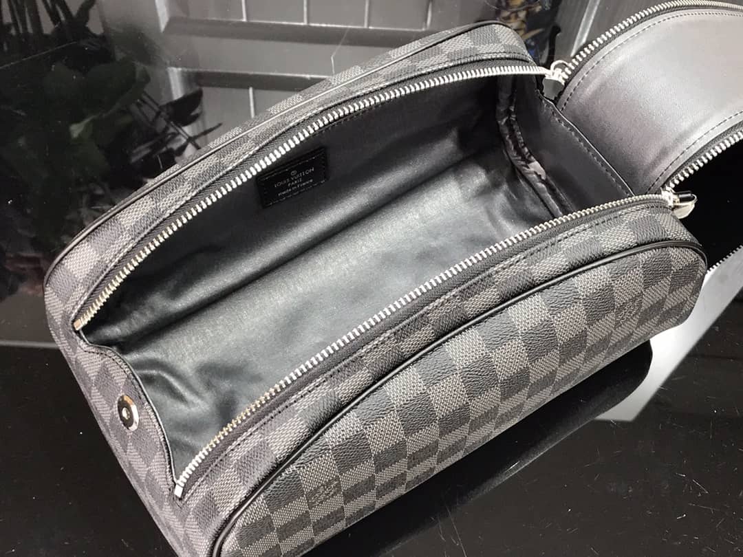 L0vis Vvtt0n King Size Toiletry Bag Replica Black M47528