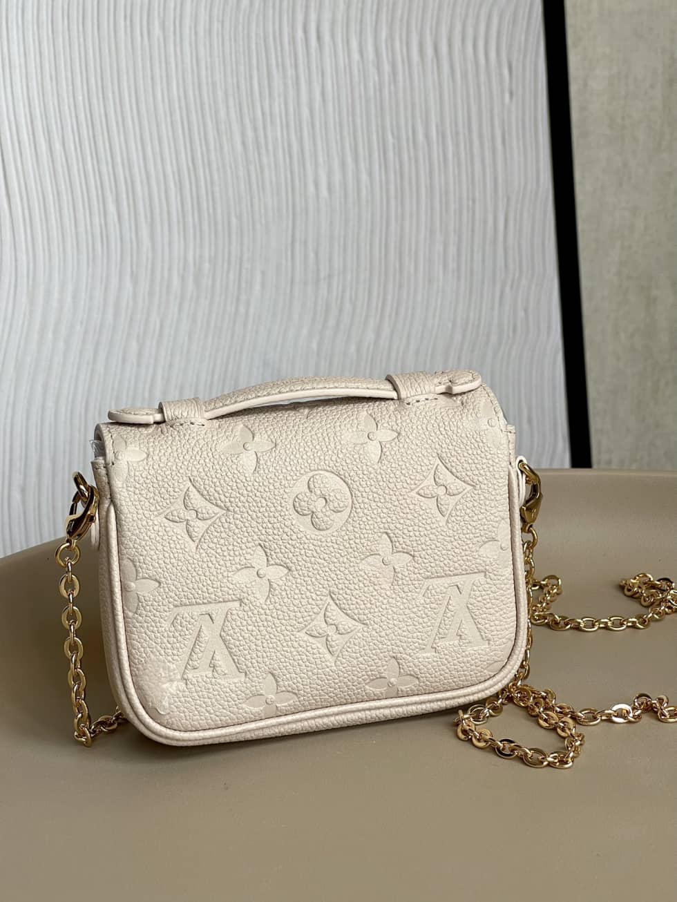 L0vis Vvtt0n Micro Métis Chain Mini Pouch M81390 Replica Shoulder Bag