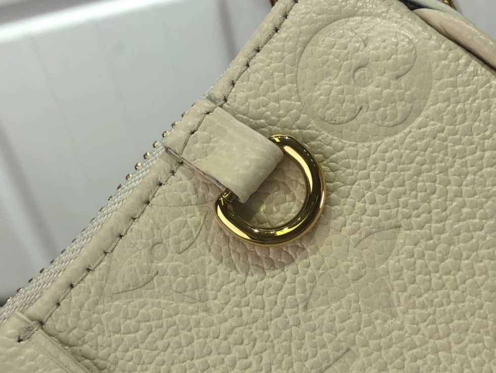 L0vis Vvtt0n Easy Pouch On Strap Creme White Empreinte M81066 Replica
