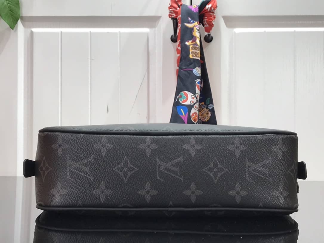 L0vis Vvtt0n Monogram Eclipse Toiletry Pouch M43383