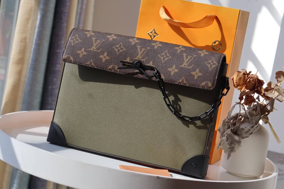L0vis Vvtt0n Pochette Dupe Voyage Steamer Replica Handbag Green M30583