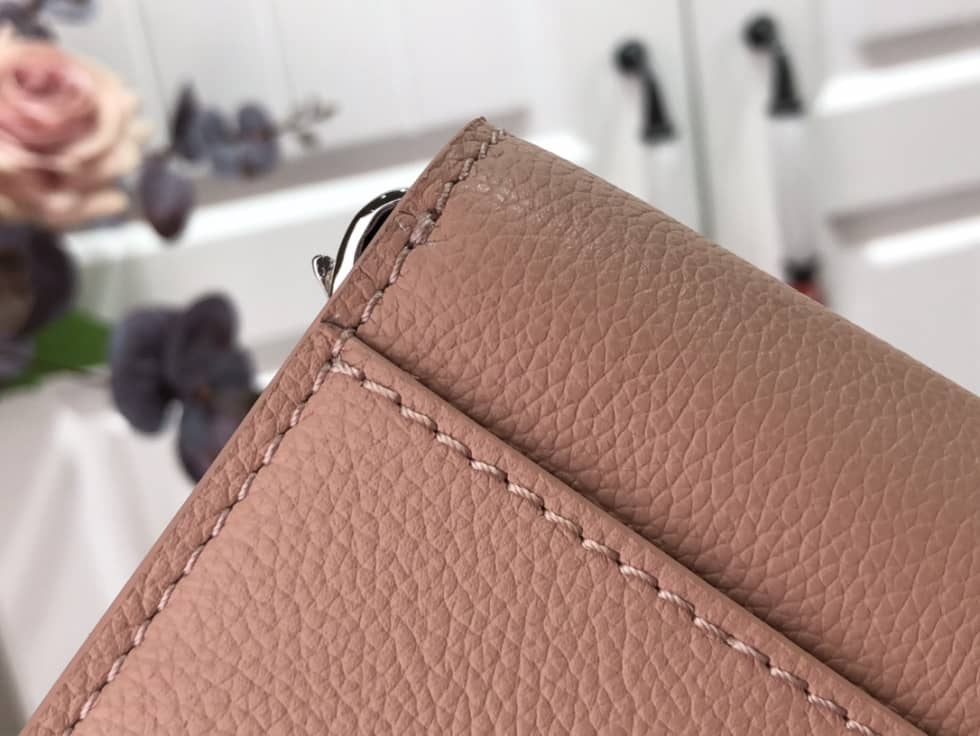 L0vis Vvtt0n Pochette Lock Me Chain M63980 Replica Crossbody Bag