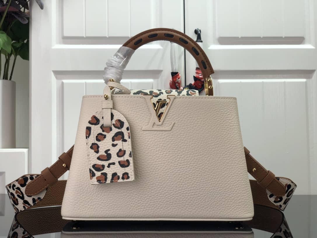 L0vis Vvtt0n Capucines BB Calfskin Handbag Beige
