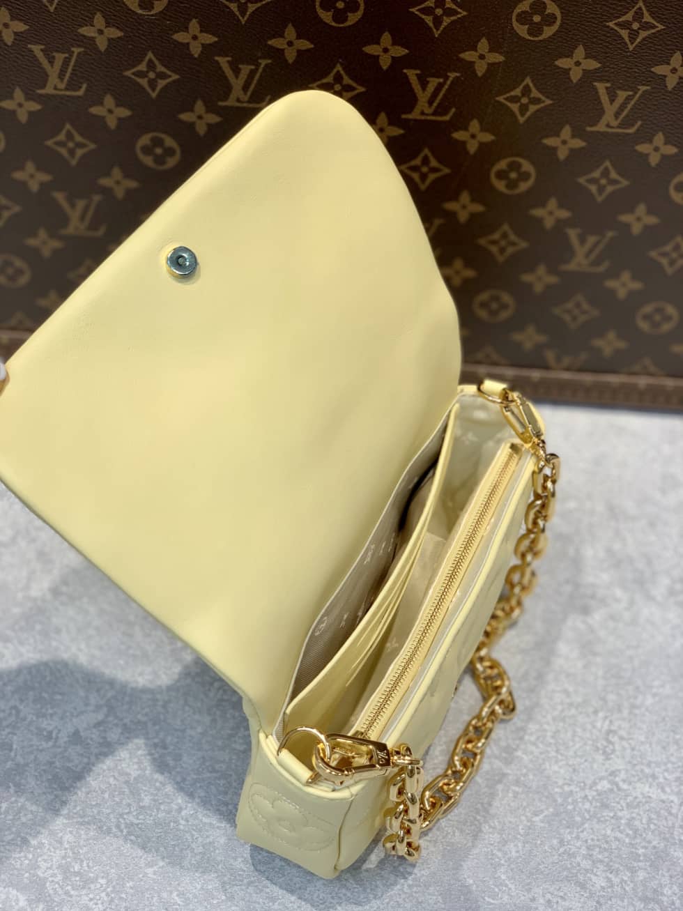 L0vis Vvtt0n Wallet On Strap Bubblegram Leather Yellow M81400 Replica