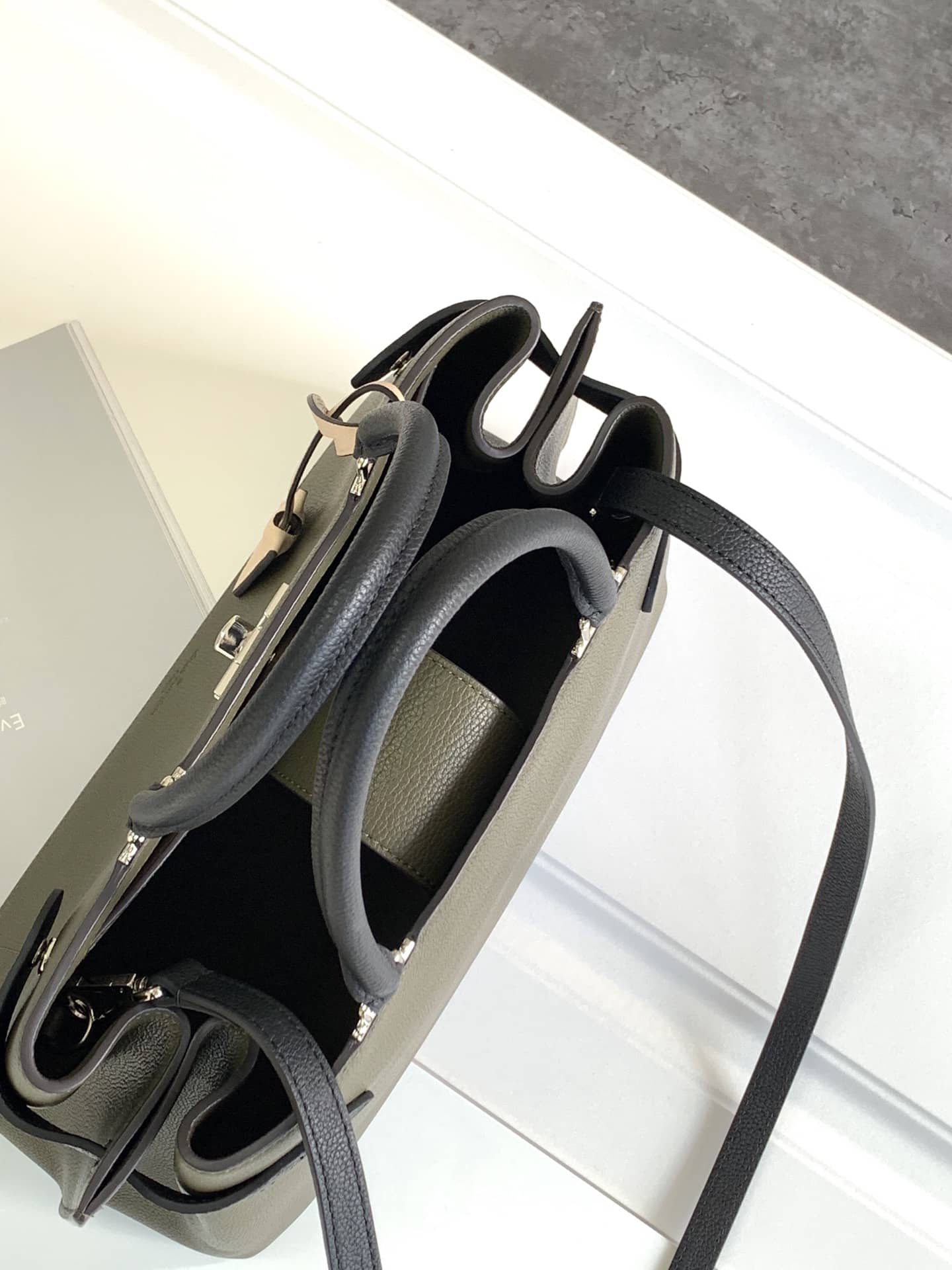 L0vis Vvtt0n Lockme Day Tote Replica Green M53730