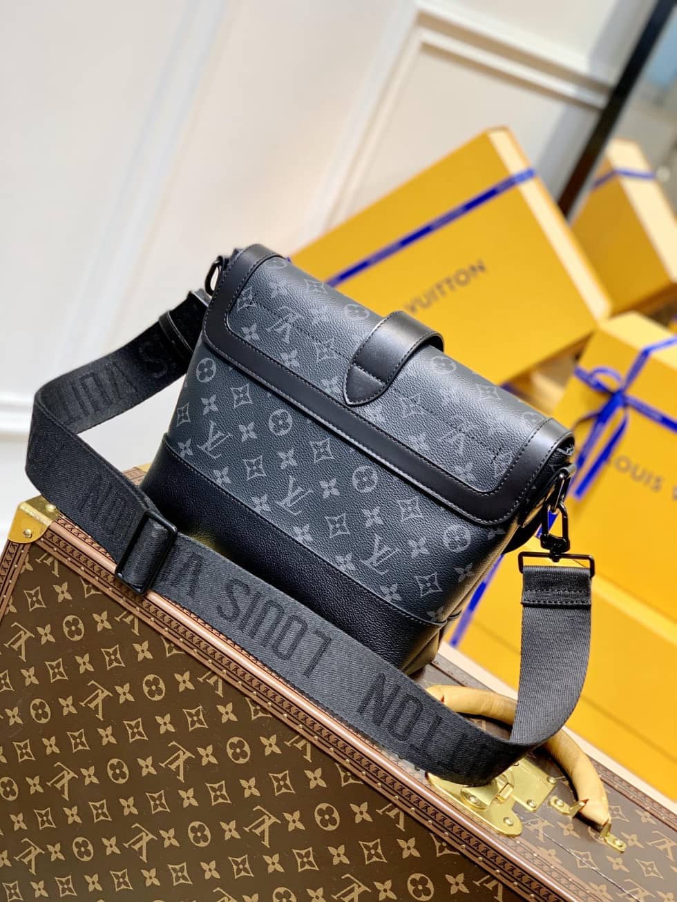 L0vis Vvtt0n Saumur Black M45911 Replica Messenger Bag