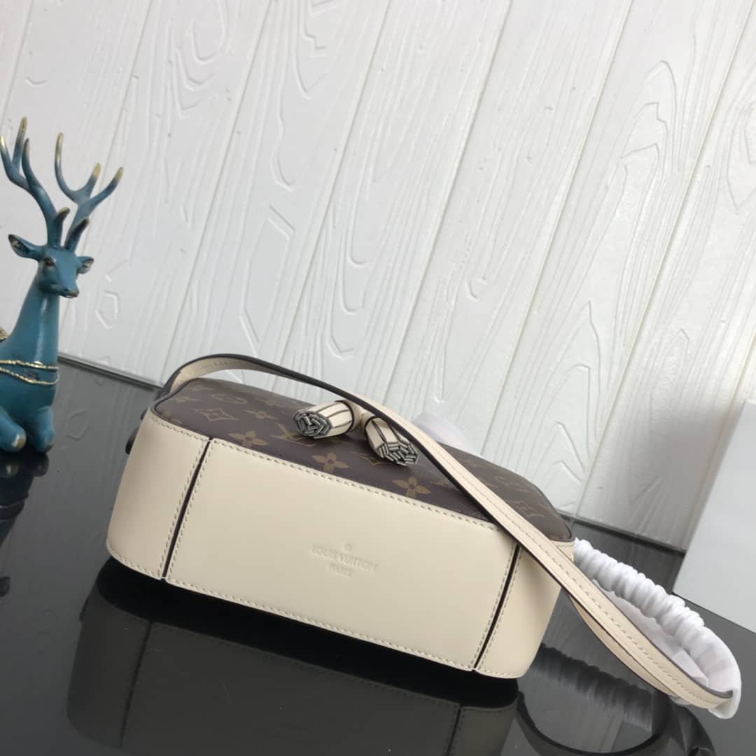 L0vis Vvtt0n Canvas Saintonge Replica Camera Bag White M43555