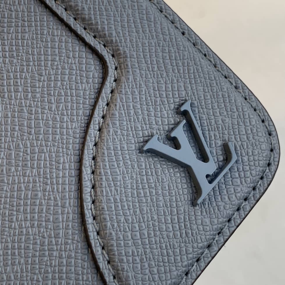 L0vis Vvtt0n New Flap Taiga Noir M30807 Replica Messenger Bag