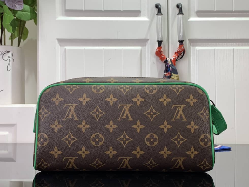 L0vis Vvtt0n Dopp Kit Monogram Canvas Toilet Pouch M46253 Replica