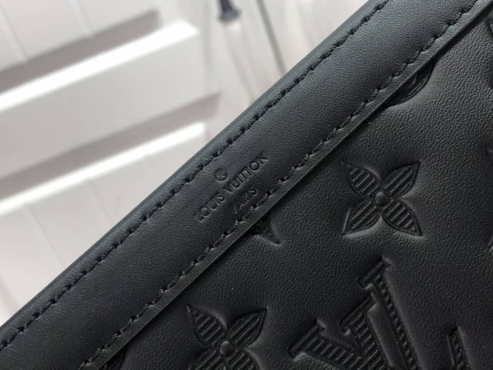 L0vis Vvtt0n Gaston Wearable Wallet Monogram Black M81115 Replica