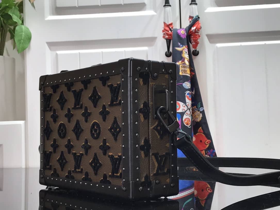 L0vis Vvtt0n Monogram Replica Clutch Box M20233