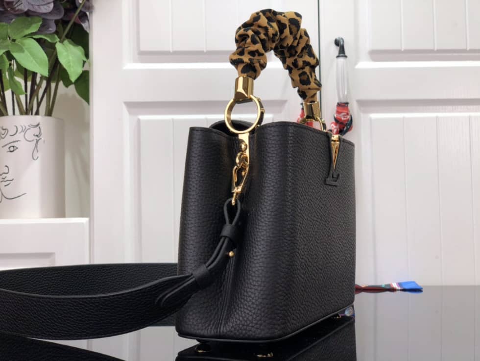 L0vis Vvtt0n Capucines BB Black M58732 Replica Crossbody Bag