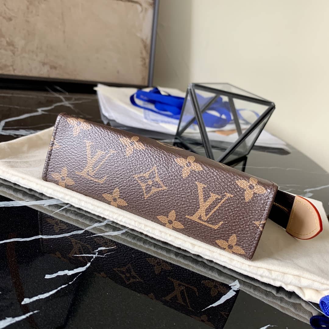 L0vis Vvtt0n Monogram Poche Toilette Cosmetics Pouch Replica M47546