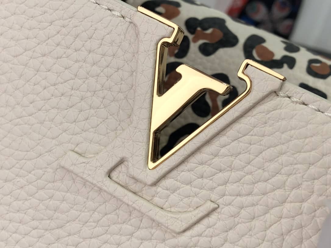 L0vis Vvtt0n Capucines BB Calfskin Handbag Beige