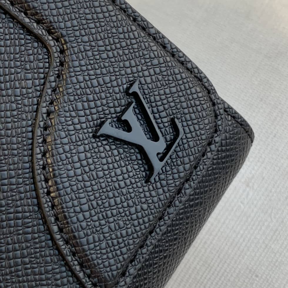 L0vis Vvtt0n New Flap Taiga Noir M30807 Replica Messenger Bag