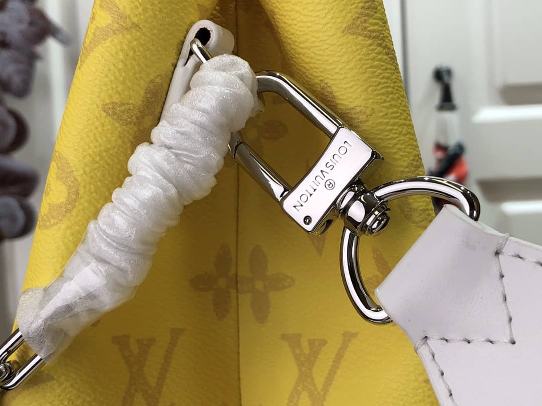 L0vis Vvtt0n “Tourist Vs Purist” Tote Bag
