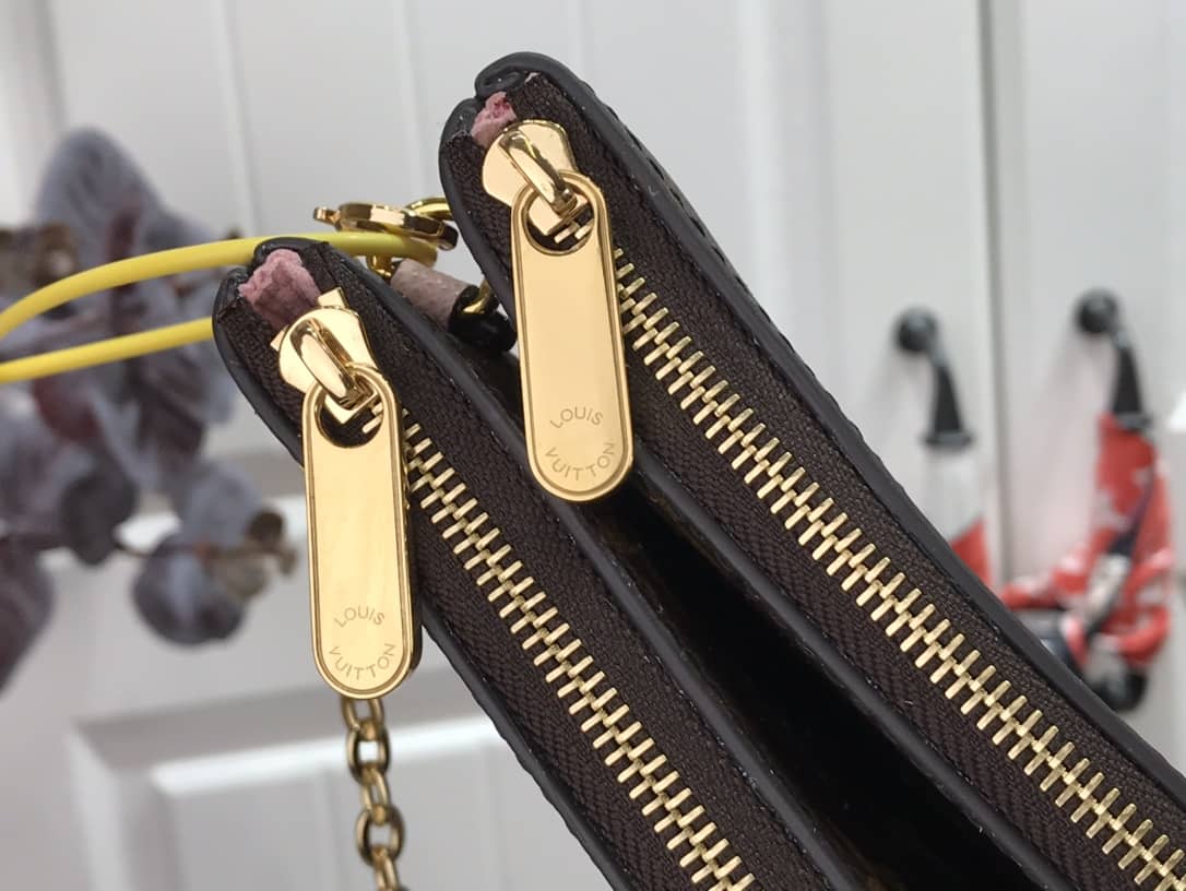 L0vis Vvtt0n Pochette Double Zip Christmas Limited Collection Replica Bag M69744