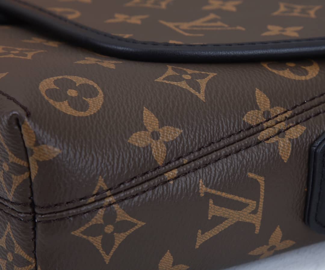 L0vis Vvtt0n Monogram Magnetic Messenger Bag Replica M45557