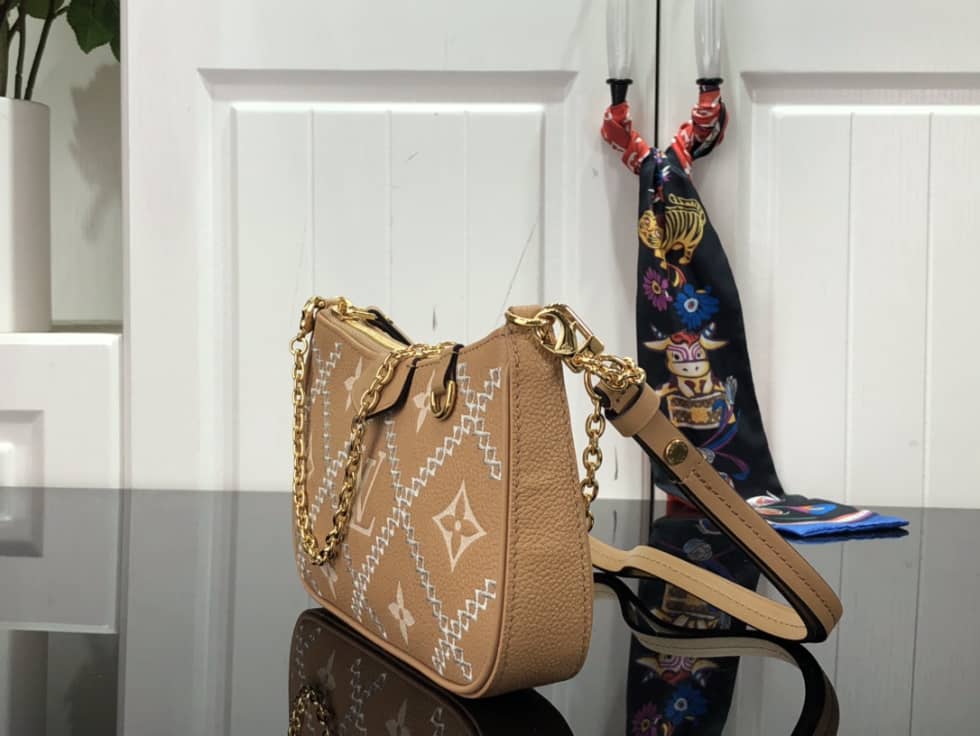 L0vis Vvtt0n Easy Pouch On Strap M81137 Replica Crossbody Bag